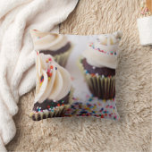 チョコレートカップケーキのバニラつや消しは振りかけます クッション (ブランケット)