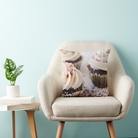 チョコレートカップケーキのバニラつや消しは振りかけます クッション (椅子)