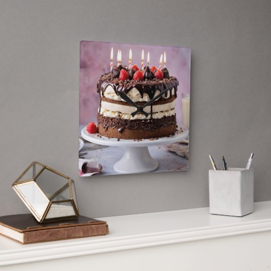 チョコレートクリームお誕生日ケーキとイチゴ スクエア壁時計 (オフィス)