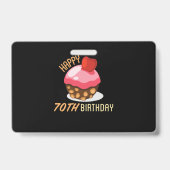 チョコレートケーキと可愛い70歳のデザイン バッジ (裏面)