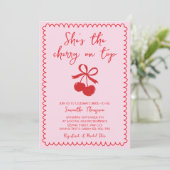 チョコレートケーキの上のチェリー オン トップ ピンク & レッド 手描き ブライダルシャワー 招待状 (スタンド正面)