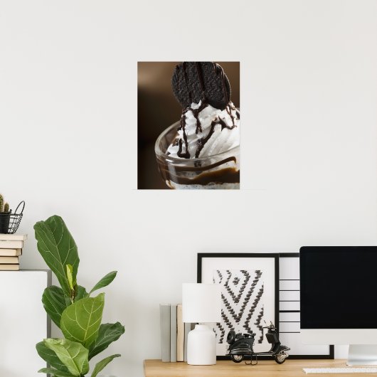 チョコレートサンデーのグラスのクローズアップ ポスター (ホームオフィス)