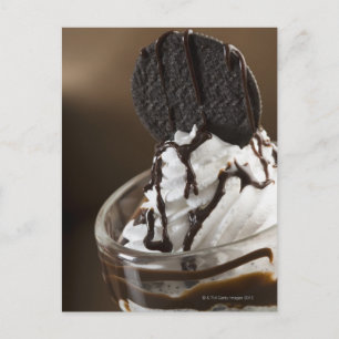 チョコレートサンデーのグラスのクローズアップ ポストカード