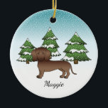 チョコレートスムースコートダックスシュント – 冬の森 セラミックオーナメント<br><div class="desc">可愛い滑らかなヘアチョコレートブラウンコートカラーのデシュントのオリジナル漫画のイラストレーションダシュント品種の犬。3本の緑のモミの木と降り積もる雪が積もった冬のシーンに犬を置く。背景は青から白のグラデーション与えのデザインは、寒い冬の日に見える。名前にはパーソナル化可能な文字領域もある。</div>