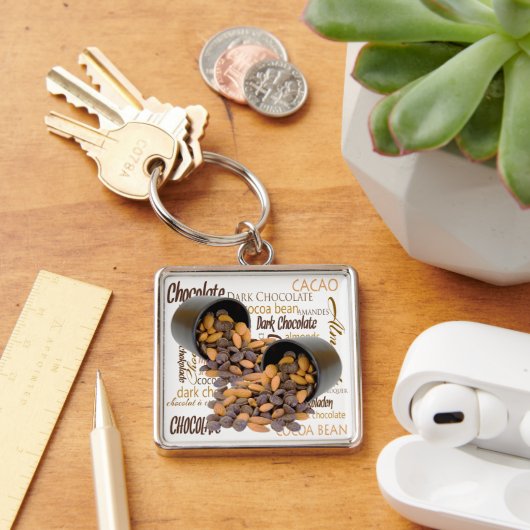 チョコレートビットとアーモンドのクローズアップ写真 キーホルダー (デスク)