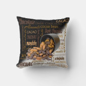 チョコレートビットとアーモンドのクローズアップ写真 クッション (正面)