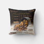 チョコレートビットとアーモンドのクローズアップ写真 クッション (正面)