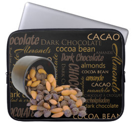 チョコレートビットとアーモンドのクローズアップ写真 ラップトップスリーブ