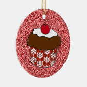 チョコレートファッジカップケーキにさくらんぼ セラミックオーナメント (右)