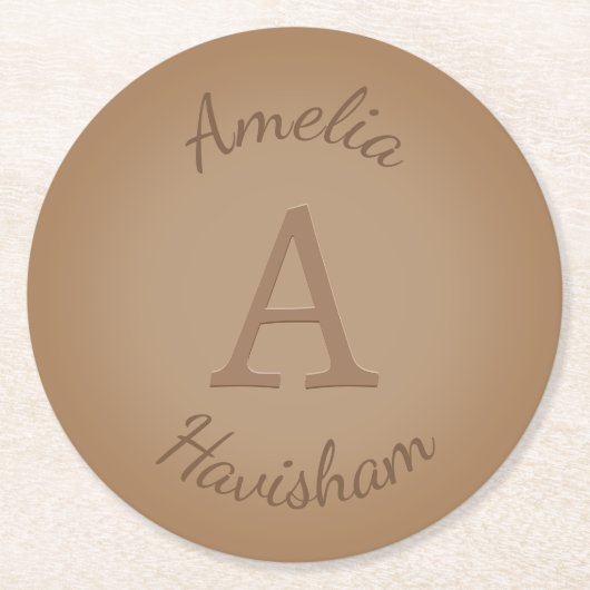 チョコレートブラウンモノグラムと名パーソナライズされた前 ラウンドペーパーコースター (正面)