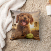 チョコレートプードルパピーとテニスボールビーチ クッション (ブランケット)