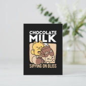 チョコレートミルクで幸せを飲む – かわいい猫の食べ物 ポストカード (スタンド正面)