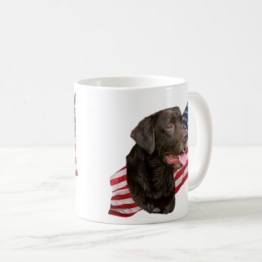 チョコレートラブラドル・レトリーバー犬および旗のマグ コーヒーマグカップ (正面右)