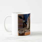 チョコレートラブラドル・レトリーバー犬のクローズアップの写真 コーヒーマグカップ (左)