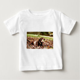 チョコレートラブラドールがボールで遊ぶ ベビーTシャツ
