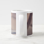 チョコレートラブラドールの子犬が車に乗る ジャンボコーヒーマグカップ (裏面)