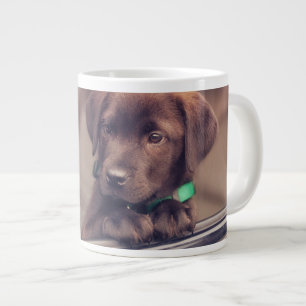 チョコレートラブラドールの子犬が車に乗る ジャンボコーヒーマグカップ