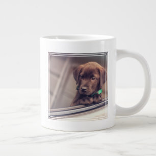 チョコレートラブラドールの子犬が車に乗る ジャンボコーヒーマグカップ
