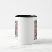 チョコレートラブラドールの子犬が車に乗る マグカップ (中央)