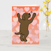 チョコレートラブラドールの子犬の抱擁漫画のハート カード (黄色い花)