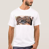 チョコレートラブラドールの子犬の演劇 Tシャツ (正面)