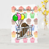 チョコレートラブラドールの子犬の漫画のバースデー・カード カード (黄色い花)