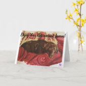 チョコレートラブラドールの犬がソファに置いてある – リタイアメントカード カード (黄色い花)