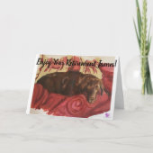 チョコレートラブラドールの犬がソファに置いてある – リタイアメントカード カード (正面)