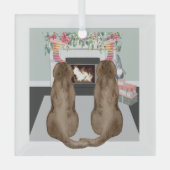 チョコレートラブラドールドッグスクリスマス暖炉のシーン ガラスオーナメント (正面)