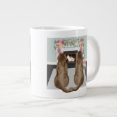 チョコレートラブラドールドッグスクリスマス暖炉のシーン ジャンボコーヒーマグカップ (正面右)