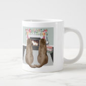 チョコレートラブラドールドッグスクリスマス暖炉のシーン ジャンボコーヒーマグカップ (右)