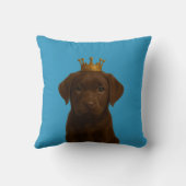 チョコレートラブラドールパピーイン金ゴールドクラウンかわいい クッション (裏面)