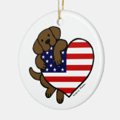チョコレートラブラドール及び米国の旗のハート2の漫画 セラミックオーナメント (左)