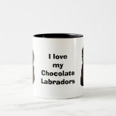 チョコレートラブラドール犬の写真のポートレート ツートーンマグカップ (中央)
