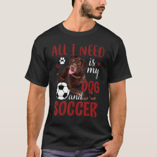 チョコレートラブラドール·リトリーバー犬サッカー選手 Tシャツ