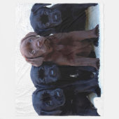 チョコレートラボ – ブラックラブラドール子犬 フリースブランケット (正面)