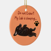 チョコレート実験室の子犬の睡眠のドア・ハンガー セラミックオーナメント (右)