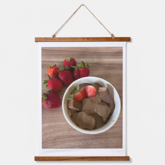 チョコレート漬けのイチゴの至福 吊り下げ型タペストリー (正面)