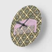 チョコレート背景のラベンダーの櫛 ラウンド壁時計 (傾斜)