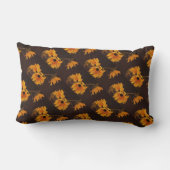 チョコレート背景の黄色いヒマワリ ランバークッション (裏面)