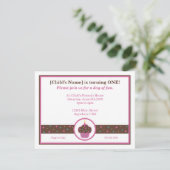 チョコレート色およびピンクのカップケーキのテーマの招待状 招待状 (スタンド正面)