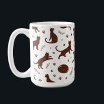 チョコレート キャッツ コーヒーマグカップ<br><div class="desc">このチャーミングなマグカップは、猫の魅力的なシルエットを濃いチョコレートブラウンで描いている。デザインのエレガントなシンプルさは、さりげない洗練さと猫のチャームを好む人々のために、コーヒー愛好家のコレクションに楽しい追加要素となる。</div>
