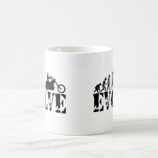 チョッパーのバイクもしくは自転車に乗る人のオートバイのライダーの進化の芸術 コーヒーマグカップ (中央)