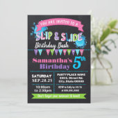 チョークスリップまたは滑ることボードとスライド誕生日bashピンクのパーティー 招待状 (スタンド正面)
