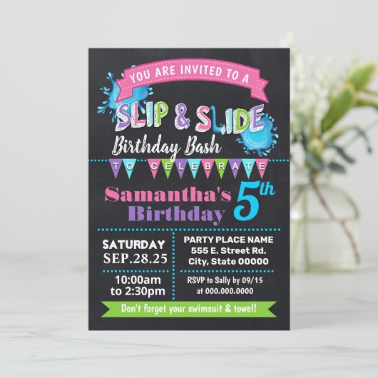 チョークスリップまたは滑ることボードとスライド誕生日bashピンクのパーティー 招待状 (スタンド正面)