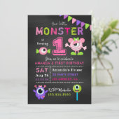 チョークボードで1歳の誕生日を祝うリトルモンスターガールパーティー 招待状 (スタンド正面)