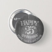 チョークボードで25周年を迎える 缶バッジ (正面&裏面)