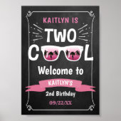 チョークボードの2歳の誕生日ウェルカムサイン Two Cool ポスター (正面)
