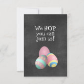 チョークボード パステルカラーのウサギ イースターエッグ ハント 招待状 (裏面)