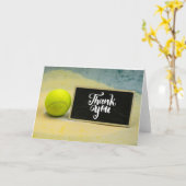 チョークボードca感謝していの上に単語が載ったテニスボール カード (黄色い花)